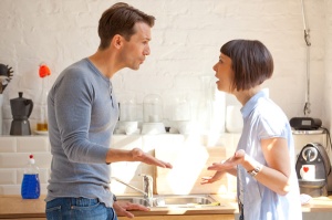 couple-fighting-in-kitchen