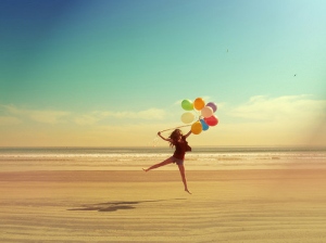 balloon-balloons-beach-colorful-girl-happy-favim_com-49830